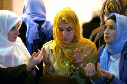 trois femmes voilées musulmanes bosniaques